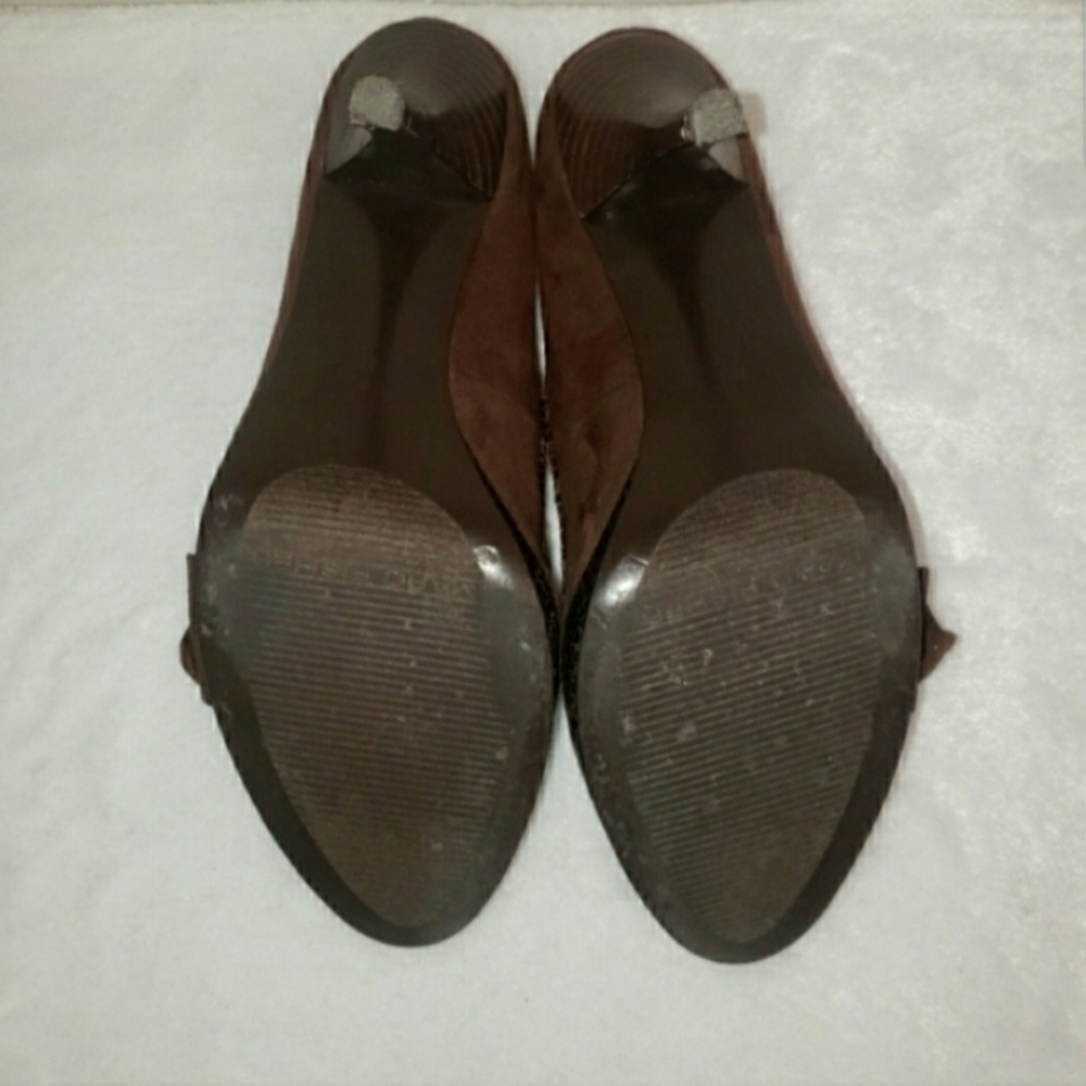 Marc Fisher womans size 8 brown suede peep toe heels with side bow detail - Picture 6 of 7